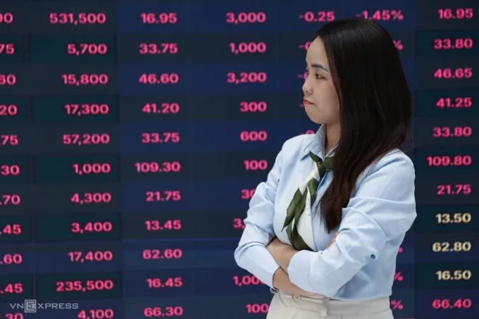 Chứng khoán giảm điểm phiên cuối tuần, VN-Index đóng cửa gần 1.922 điểm, giảm khoảng 4 điểm