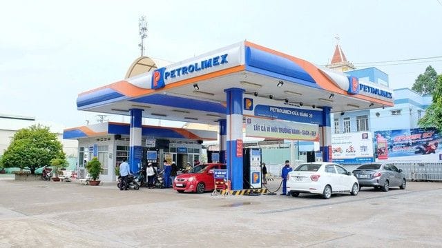 Cổ phiếu PLX giảm gần 40% từ đỉnh: liệu có phải là cơ hội bắt đáy hay rủi ro vẫn còn phía trước?