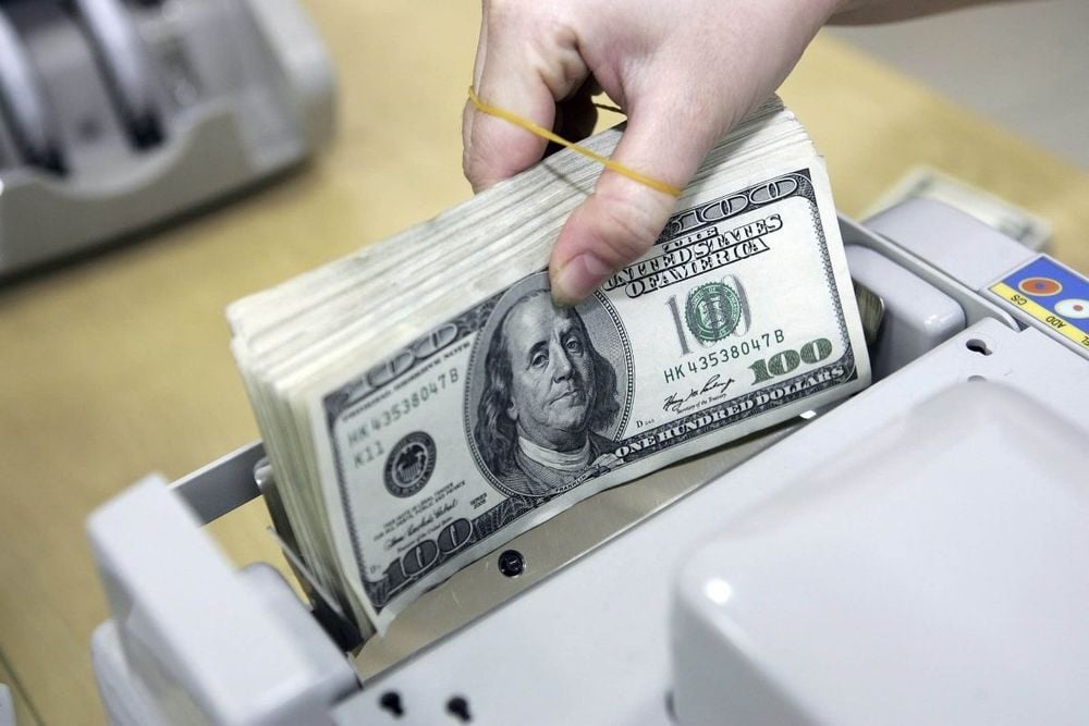 Free-market USD climbs as banks' selling nears the ceiling