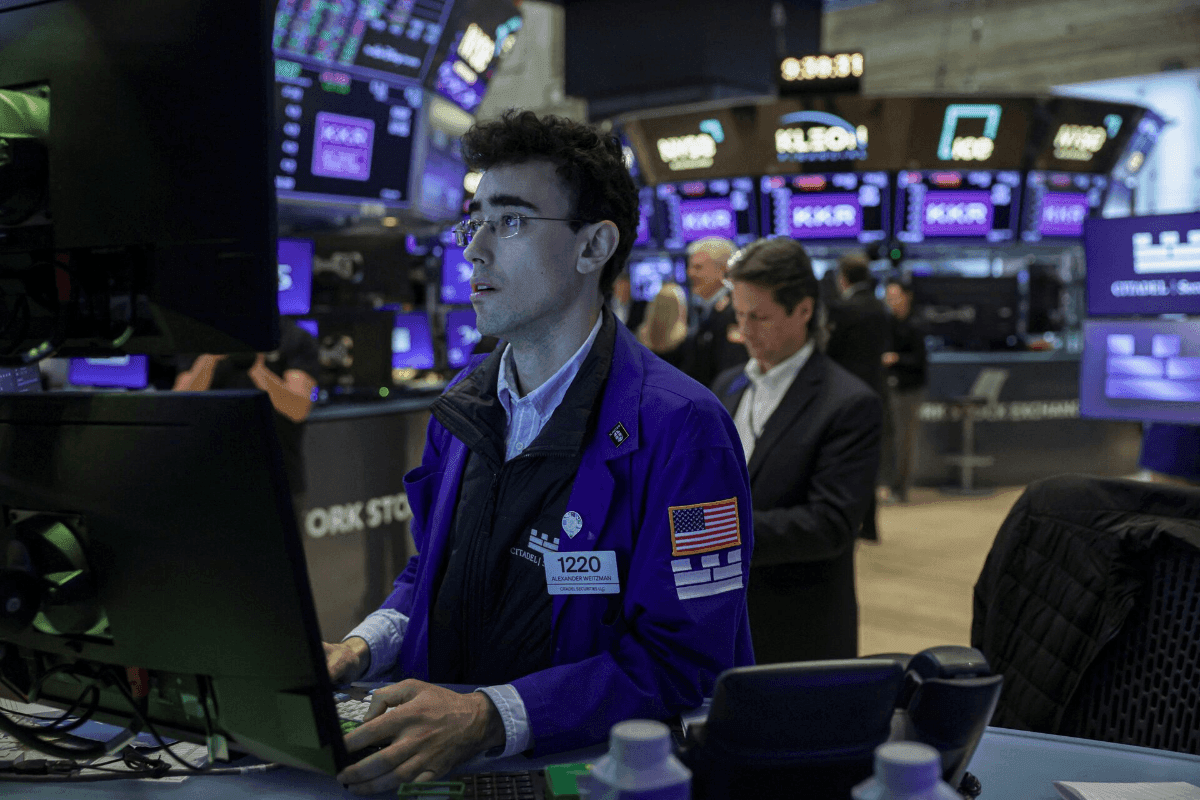 U.S. stocks hit fresh records as Apple rises and oil falls on peace talks update