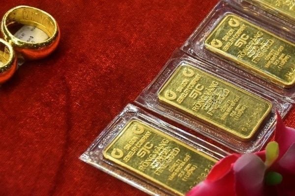 SJC gold bars and rings cost buyers about 8 million dong per tael in the first half of April