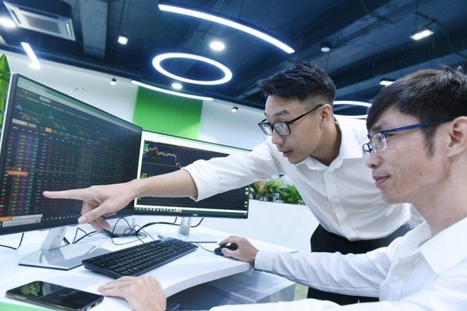 VN30 vượt ngưỡng 2.000 điểm khi thanh khoản vẫn thấp, báo hiệu rủi ro điều chỉnh và khả năng dòng tiền dịch chuyển sang cổ phiếu midcap