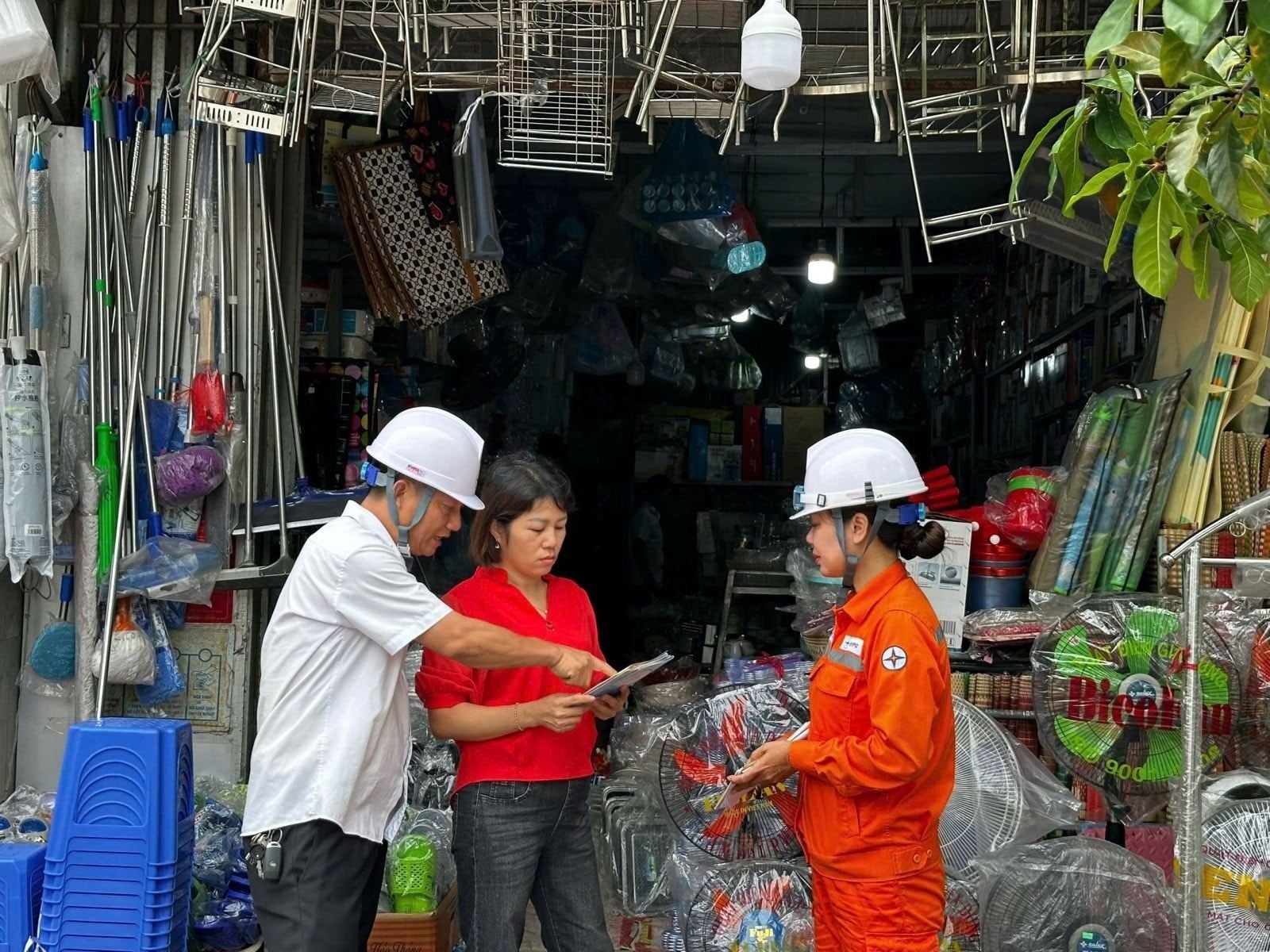 Bộ Công Thương giao EVN tăng cường kiểm tra an toàn và hướng dẫn khách hàng về sử dụng điện