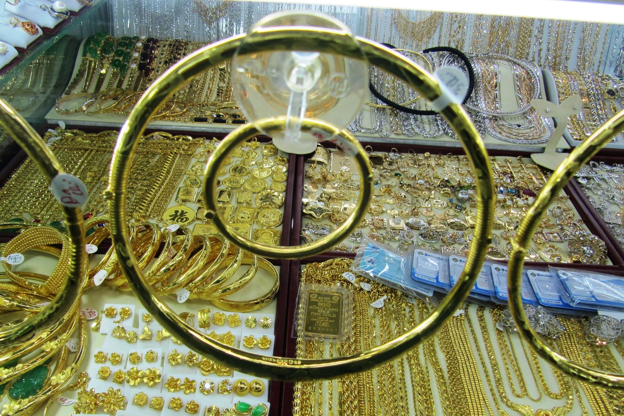 Gold prices extend decline as SJC bullion and jewelry buyers incur about 15 million VND loss per tael over the past month