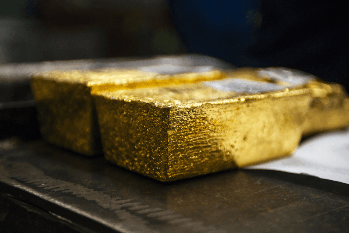 Giá vàng giảm xuống dưới 4.700 USD/oz khi SPDR Gold Trust tiếp tục bán ròng