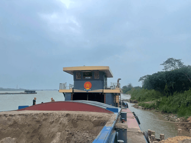 Seizure of nearly 1,000 m3 of sand of unclear origin on the Red River