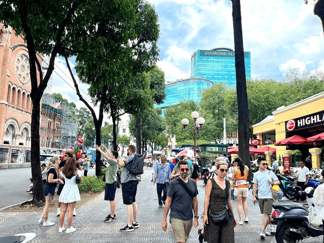 Ho Chi Minh City tourism revenue reaches 8.7 trillion dong during 9-day holiday with nearly 1.7 million visitors