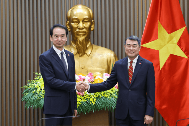 Prime Minister urges China to open its market further to Vietnam's agricultural, aquatic, and livestock products