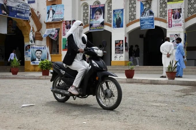 Electric motorcycles gain traction in Pakistan as fuel prices rise