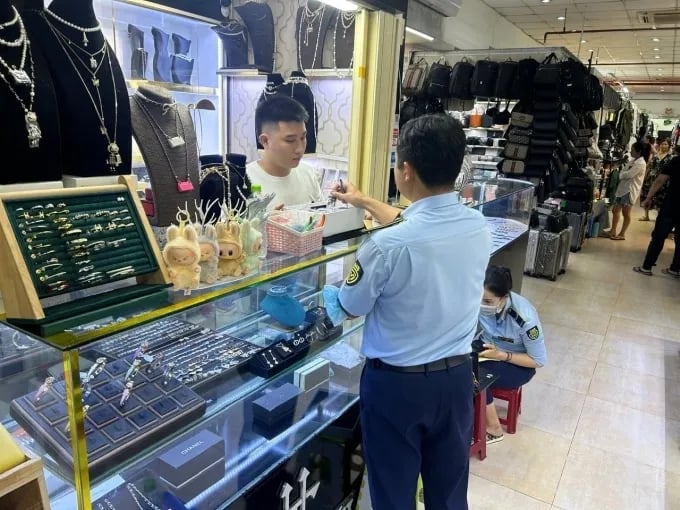 Cơ quan quản lý thị trường thu giữ hàng giả tại Saigon Square và chợ Bến Thành