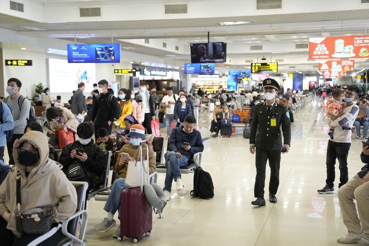 Noi Bai International Airport expects 15% increase in passenger traffic during the 30/4–1/5 holiday period