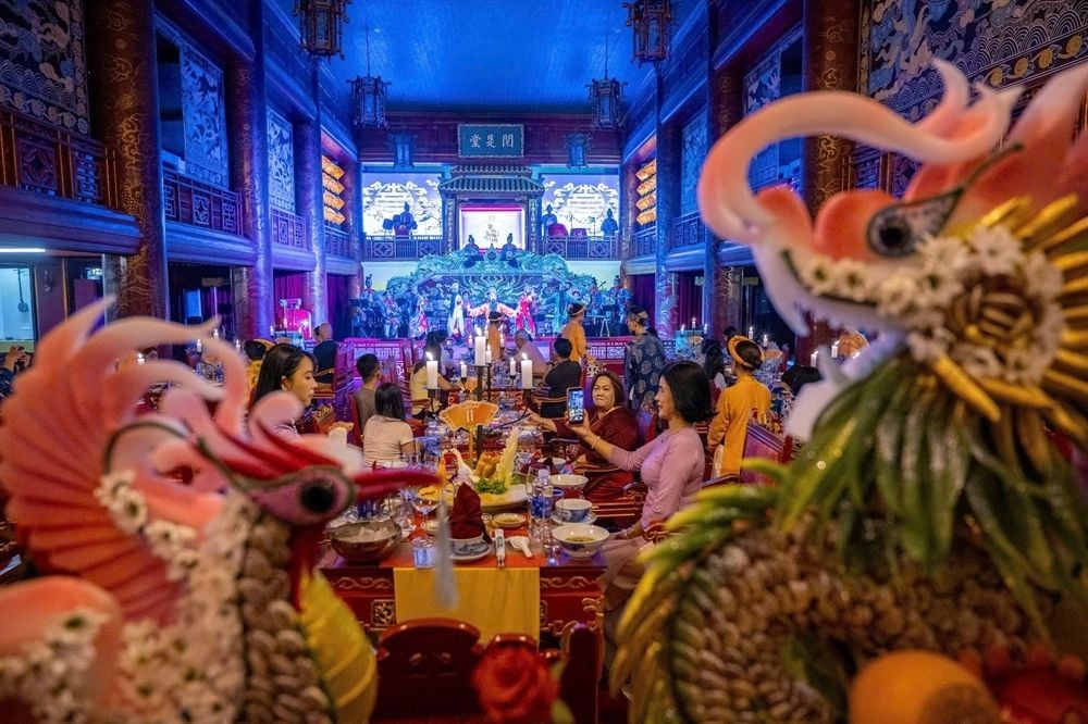 Visitors captivated by the royal banquet 'Dạ yến Hoàng cung' in Hue's Imperial City