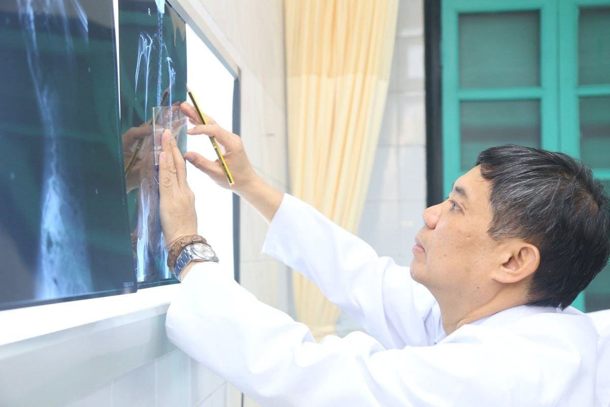 Các can thiệp vẹo cột sống ở trẻ em chỉ được thực hiện sau khi có chẩn đoán y khoa.