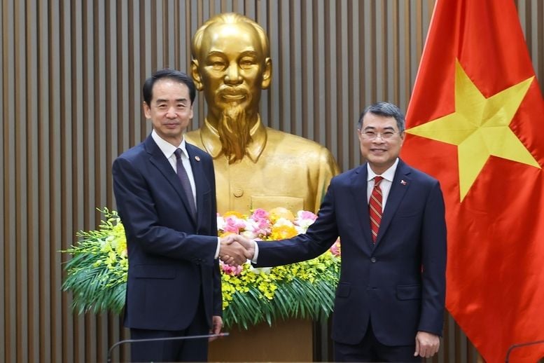Vietnam’s Prime Minister Lê Minh Hưng Meets Chinese Ambassador Hà Vĩ to discuss advancing the Vietnam–China relationship toward stable, substantive, and sustainable development