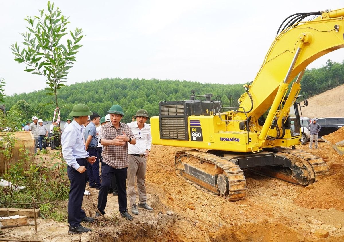Quang Tri Leaders Directly Resolve Obstacles in Major Infrastructure and High-Tech Agriculture Projects