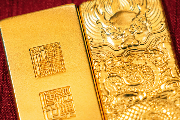 Gold prices rebound as oil and the dollar retreat; SPDR Gold Trust continues to unload