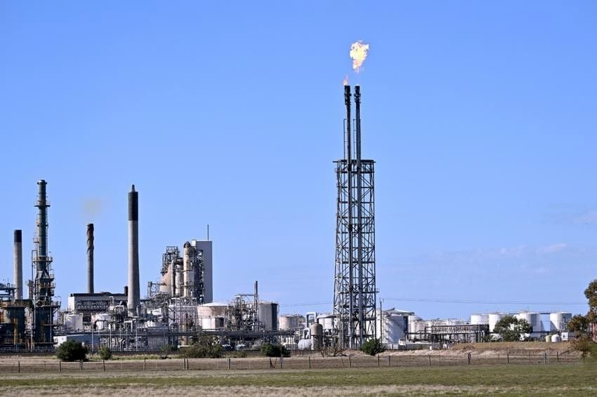 Global difficulty in phasing out fossil fuels: economic, political, and financial headwinds