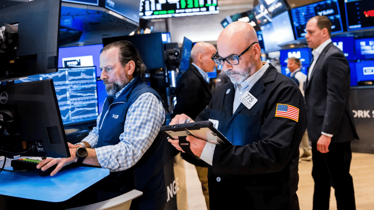 Chứng khoán Mỹ lập đỉnh mới khi giá dầu tăng lên mức cao ba tuần.