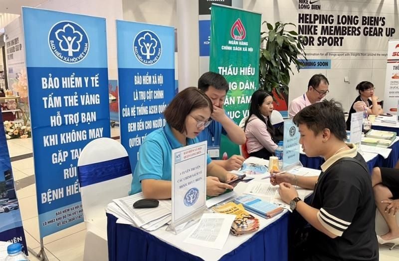 Under the 2024 Social Insurance Law, workers cannot participate in both compulsory and voluntary social insurance simultaneously