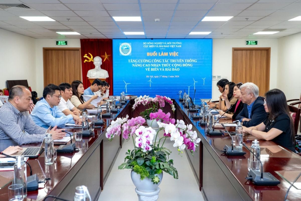 Vietnam strengthens communications on seas and islands and develops the marine economy.