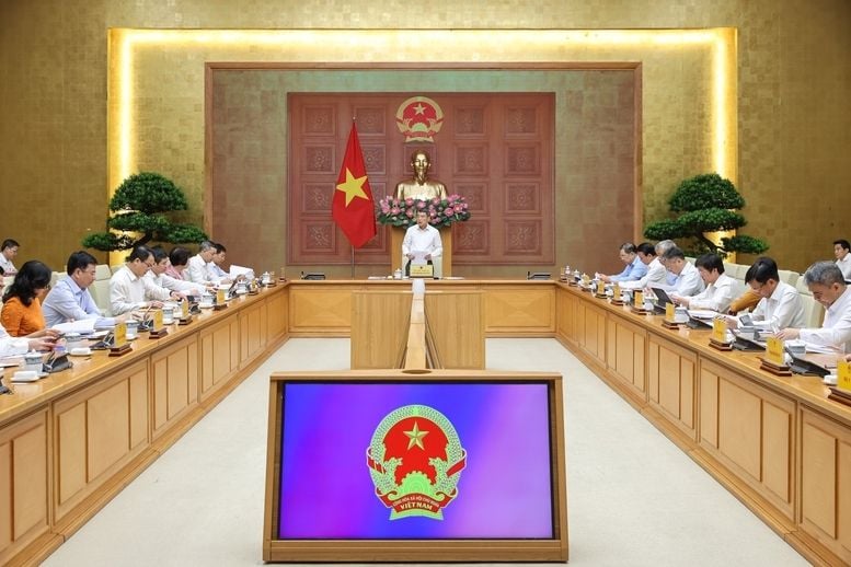 Prime Minister emphasizes developing the stock market as a key medium- and long-term funding channel while ensuring effective tax policy and nurturing revenue to achieve a two-digit growth target.