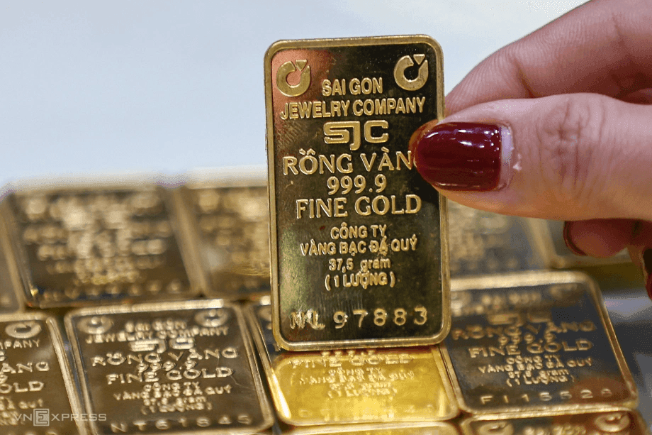 Domestic gold prices fall sharply after two sessions of volatility