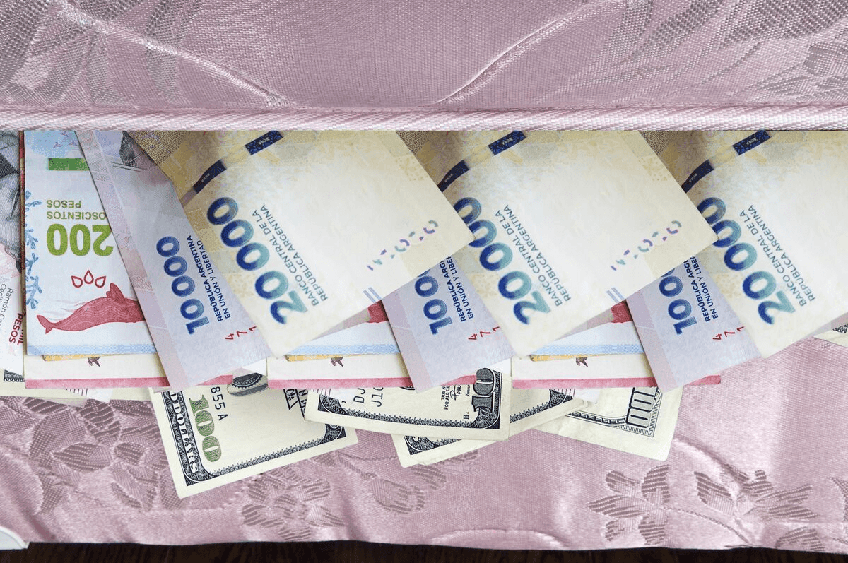 170 tỷ USD nằm ngoài hệ thống ngân hàng: tại sao người Argentina vẫn chuộng tiền mặt