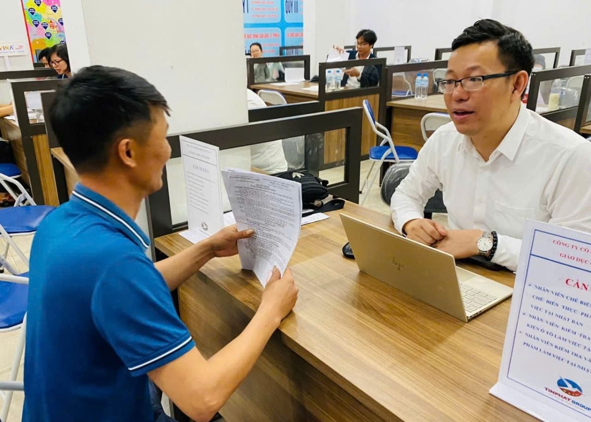 Hanoi employers raise wages to attract and retain workers amid rising living costs