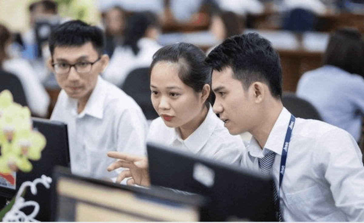 Proprietary traders post an unexpected net buy of about 1.0 trillion dong