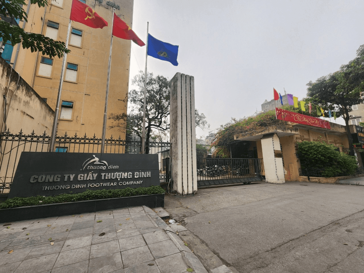 Giầy Thượng Đình lên kế hoạch chào bán riêng lẻ 216,5 triệu cổ phiếu, tăng vốn gấp 23 lần để xử lý vốn chủ sở hữu âm, đồng thời huy động hơn 2.000 tỷ đồng để triển khai dự án và tái cấu trúc tài chính