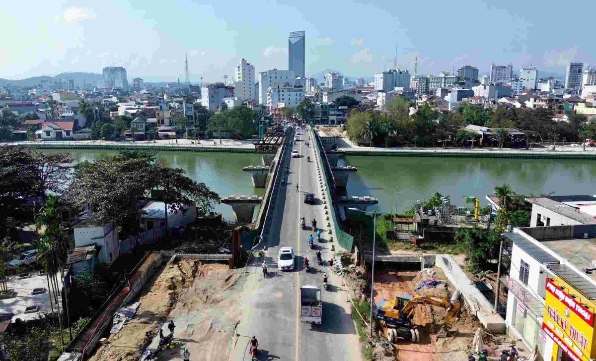 Hue to re-tender upgrade and expansion of Vỹ Dạ Bridge and the connecting 100m road to An Vân Dương urban area
