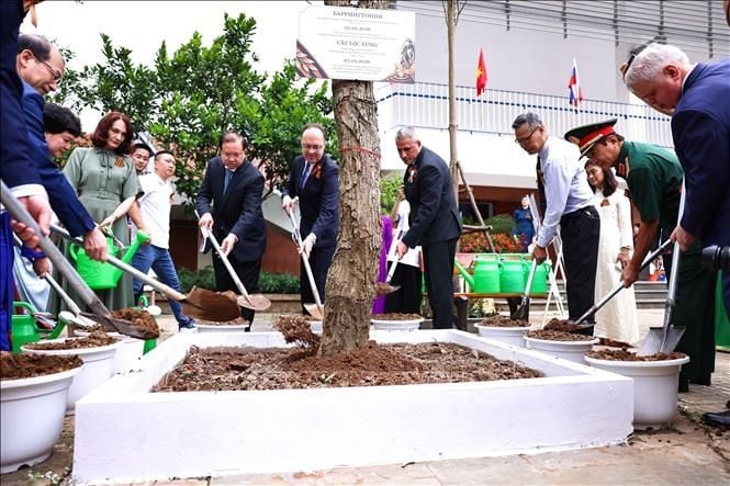 Vietnam – Russia mark major holidays through cultural and educational exchanges