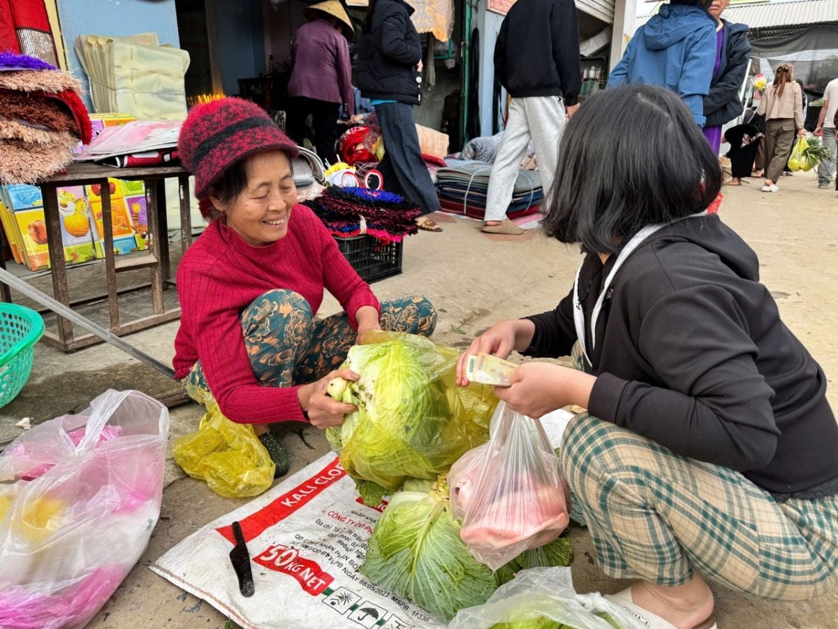 Year-end market session in Thọ Ngọc reflects Tet shopping and local livelihoods