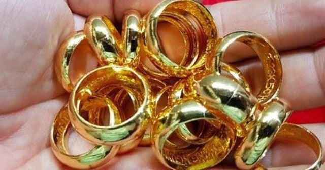 Selling gold to place in bank deposits as interest rates rise