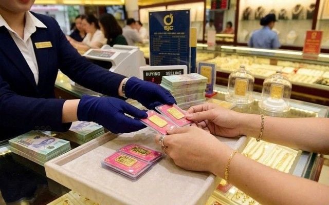 Domestic gold prices slip by nearly 1 million dong per tael on April 23 as global gold recovers