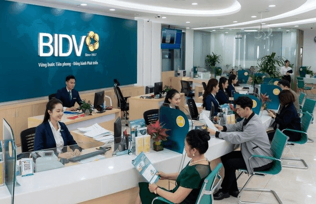 Leaders of Vietnam's largest bank discuss interest-rate pressures and Q1 2026 business results