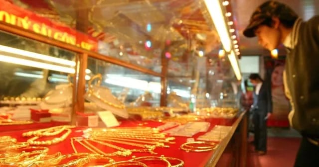 Gold buyers incur heavy losses as domestic gold price falls and the buy-sell spread widens