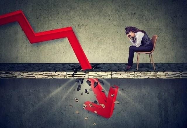 Stock market expert warns stock markets typically experience two major declines each year, suggesting the old scenario may repeat.