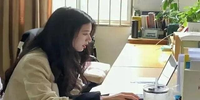 Bank account records five consecutive transfers totaling 600 million VND; police investigate a 1990-born female accountant.