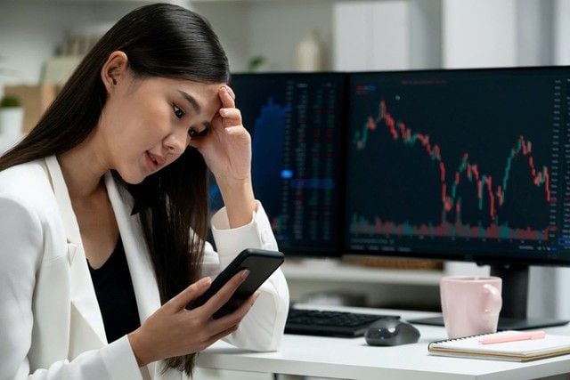 Thị trường chứng khoán Việt Nam tăng khoảng 10% trong tháng 4, đà tăng chủ yếu do một số cổ phiếu vốn hóa lớn; nhà đầu tư vẫn thận trọng.