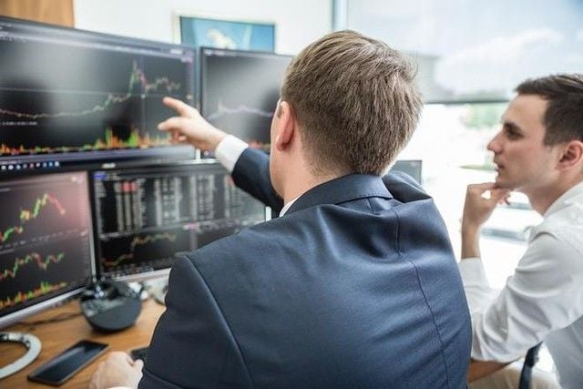 Foreign investors continue net selling, offload more than 700 billion dong in two VN30 stocks