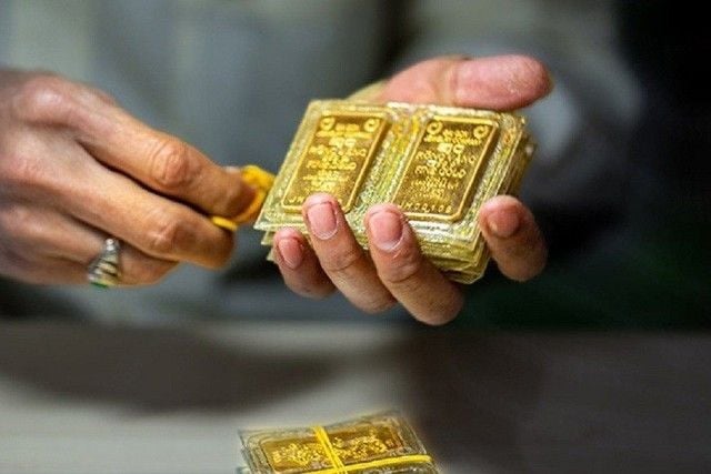 Domestic gold prices hold steady, remaining about 17 million VND per tael above world prices, surpassing China and India