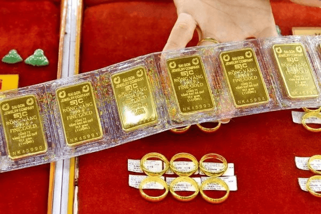 Gold bars and jewelry gold prices decline on May 13 afternoon
