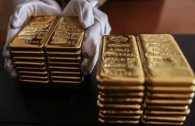 Giá vàng giảm xuống dưới 4.700 USD khi một nhà đầu tư lớn tiếp tục gom vàng