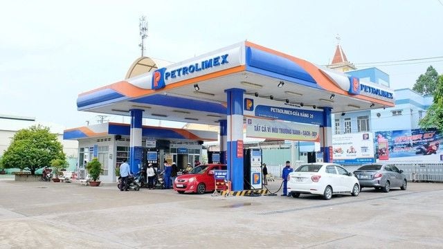 Cổ phiếu PLX giảm gần 40% từ đỉnh: liệu có phải là cơ hội bắt đáy hay rủi ro vẫn còn phía trước?