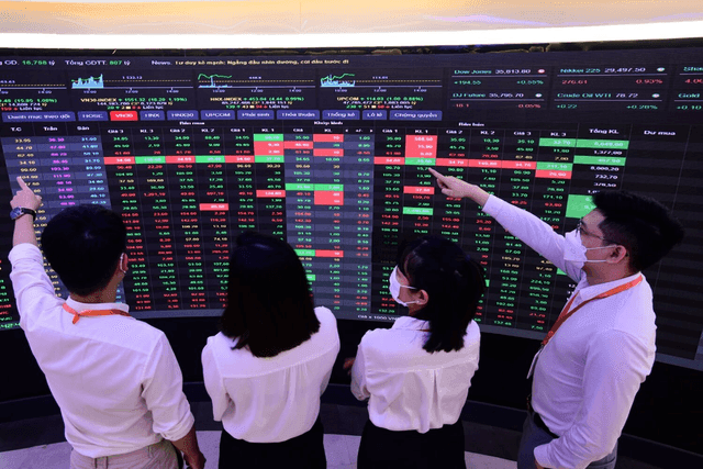 Các công ty chứng khoán bình luận về đảo chiều bất ngờ của VN-Index trong phiên giao dịch