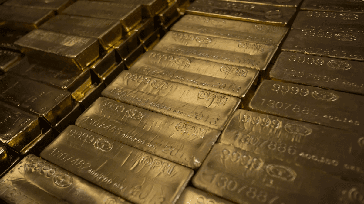 Áp lực lạm phát đè nặng lên giá vàng khi SPDR Gold Trust ghi nhận phiên mua ròng thứ ba liên tiếp