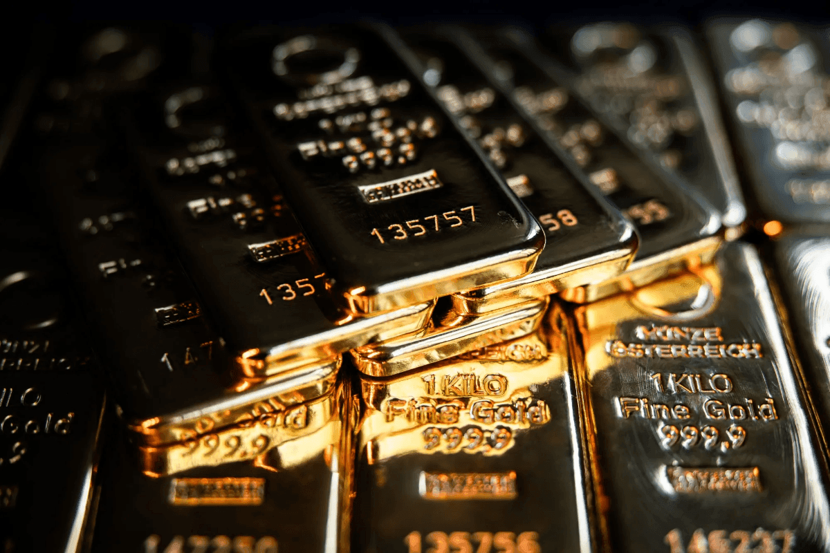 Vàng giảm khi đồng USD mạnh lên, dầu tăng và lợi suất tăng.