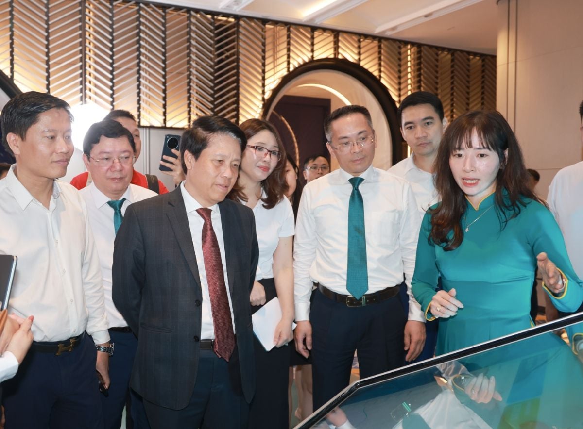 Banks integrate customs, banking, logistics and insurance on a single digital platform to support import-export