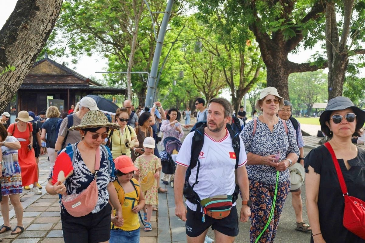 Hue tourism hits nearly VND 1 trillion in revenue during Giỗ Tổ holiday as night-time offerings attract visitors